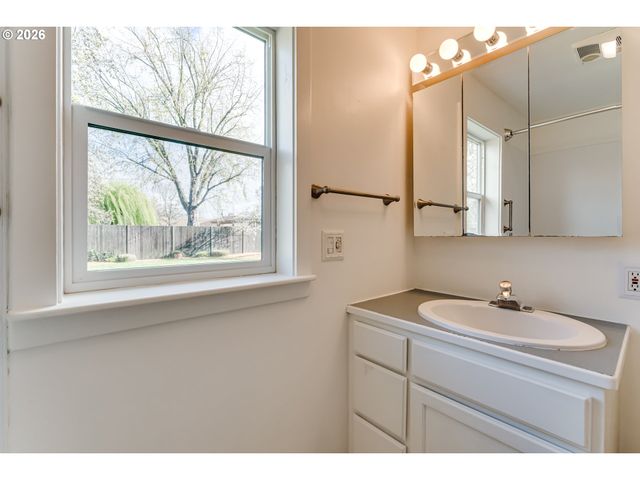 2125 W 19TH Pl, Eugene, OR 97405