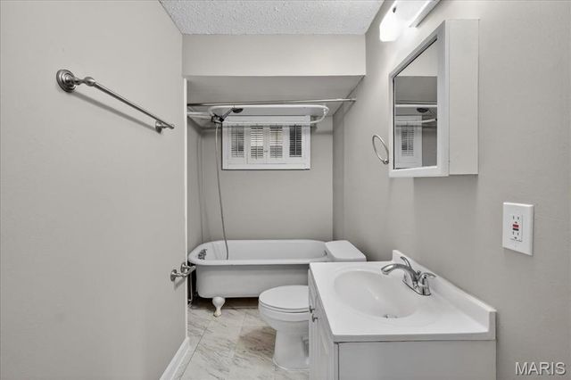 719 La Bonne Parkway, Manchester, MO 63021