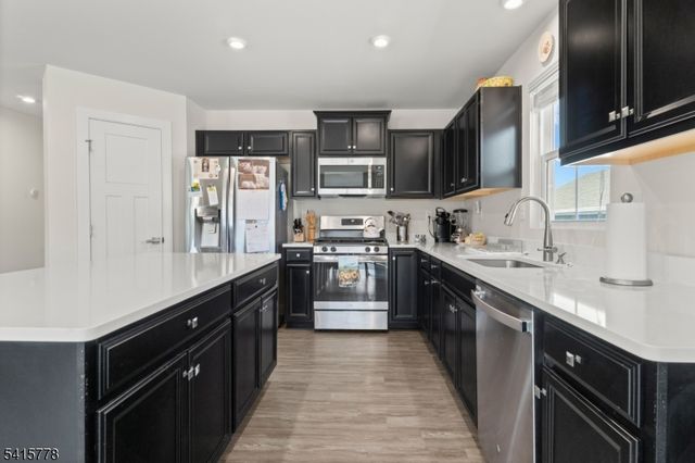 8 Lam Dr, Hardyston Twp., NJ 07419