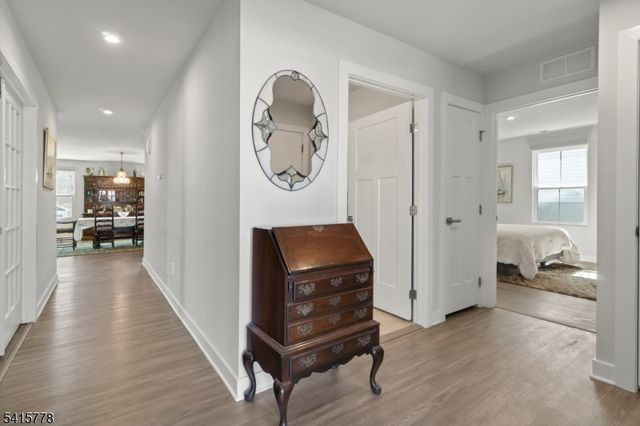 8 Lam Dr, Hardyston Twp., NJ 07419