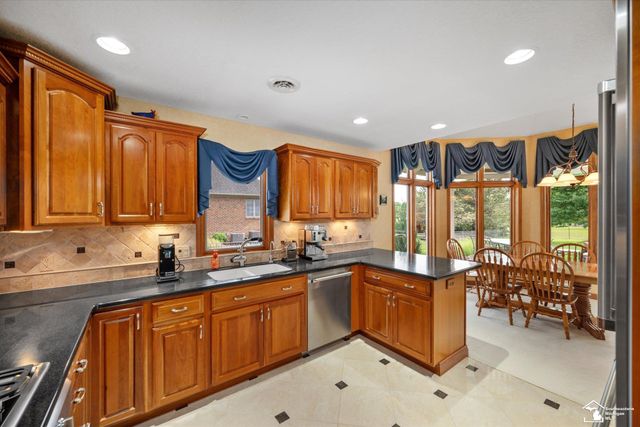862 Saint James Park Avenue, Monroe, MI 48161