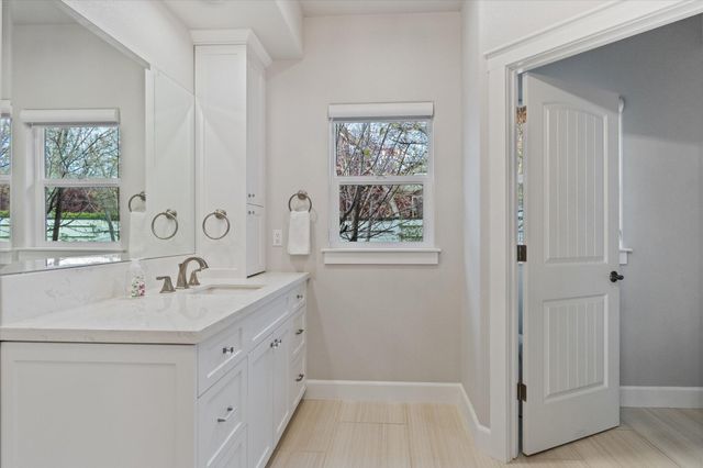 3385 Wimbledon Drive, Redding, CA 96002