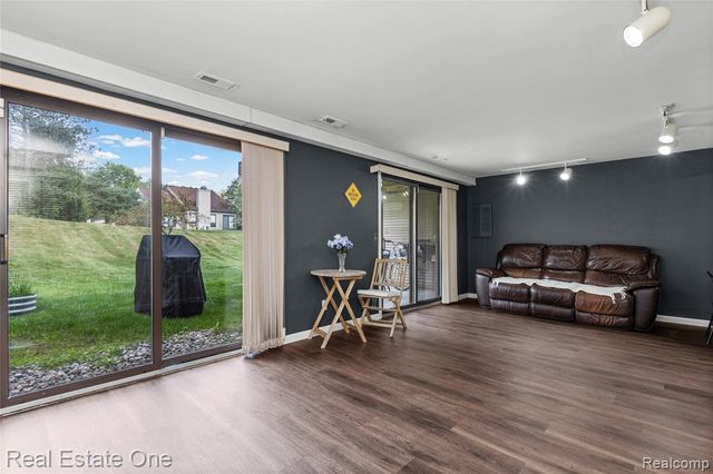 732 Hamilton Court, Rochester Hills, MI 48307