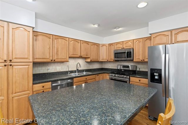 732 Hamilton Court, Rochester Hills, MI 48307