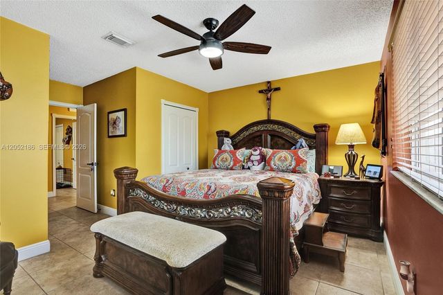 2359 W 74th St 1-104, Hialeah, FL 33016