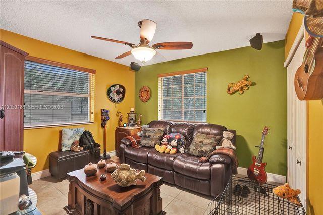 2359 W 74th St 1-104, Hialeah, FL 33016