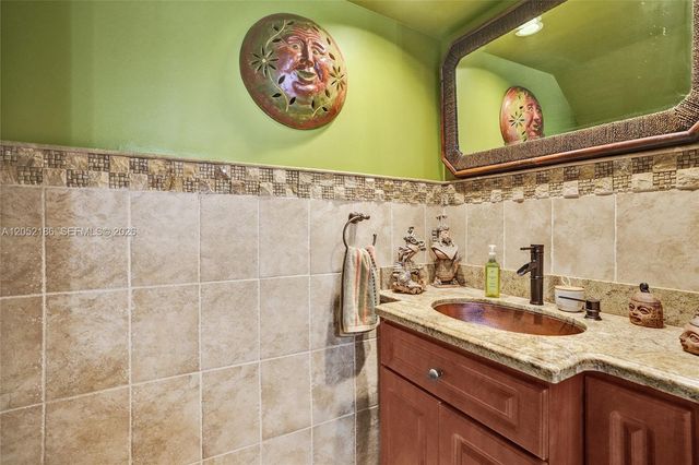 2359 W 74th St 1-104, Hialeah, FL 33016