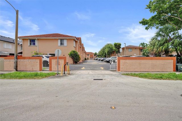 2359 W 74th St 1-104, Hialeah, FL 33016