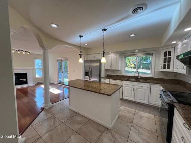 841 Red Oak Drive, Niskayuna, NY 12309