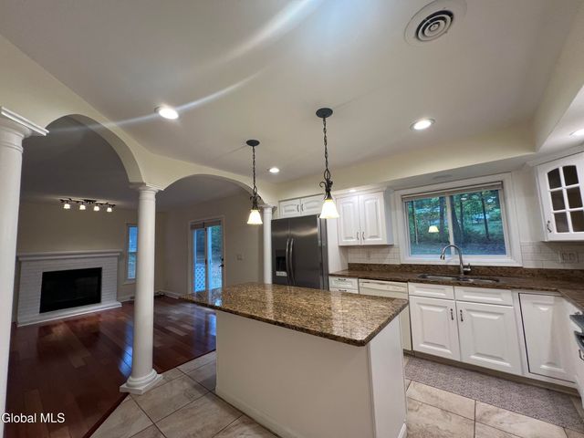 841 Red Oak Drive, Niskayuna, NY 12309