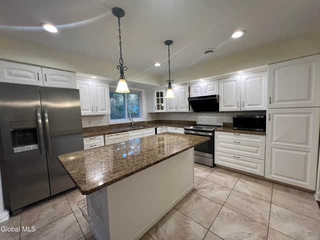 841 Red Oak Drive, Niskayuna, NY 12309