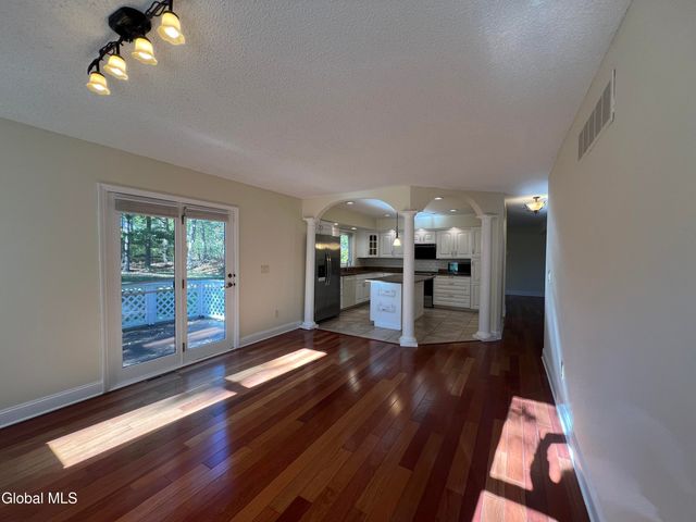 841 Red Oak Drive, Niskayuna, NY 12309