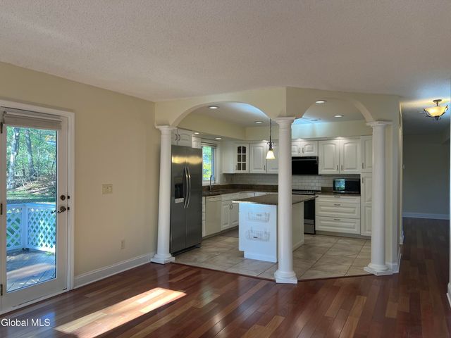 841 Red Oak Drive, Niskayuna, NY 12309