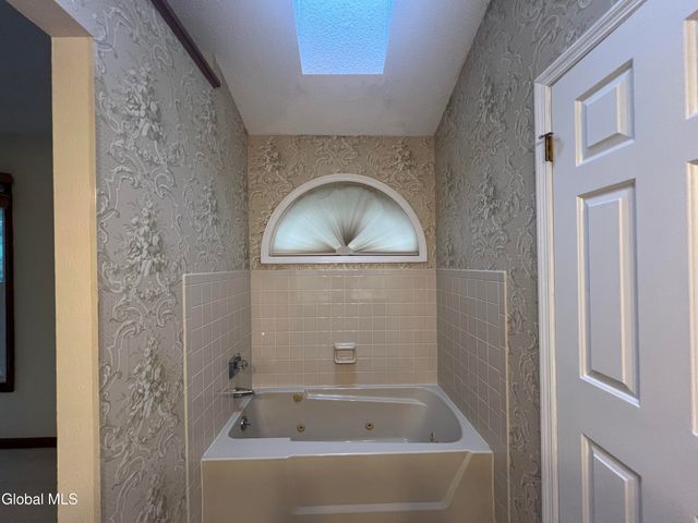 841 Red Oak Drive, Niskayuna, NY 12309