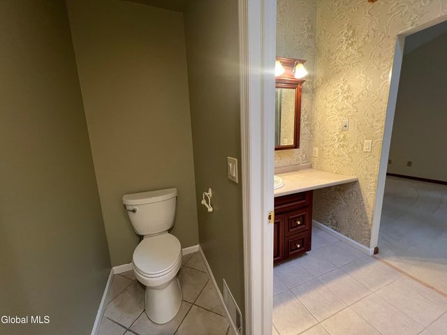 841 Red Oak Drive, Niskayuna, NY 12309