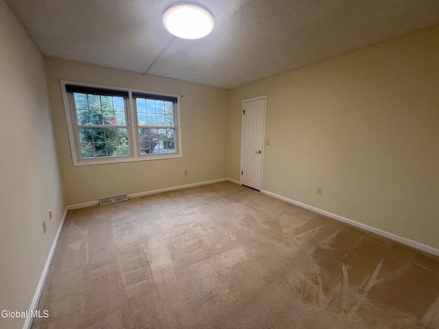 841 Red Oak Drive, Niskayuna, NY 12309