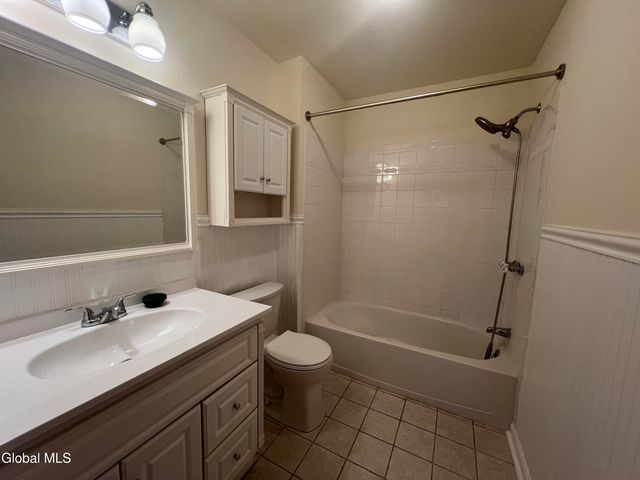 841 Red Oak Drive, Niskayuna, NY 12309