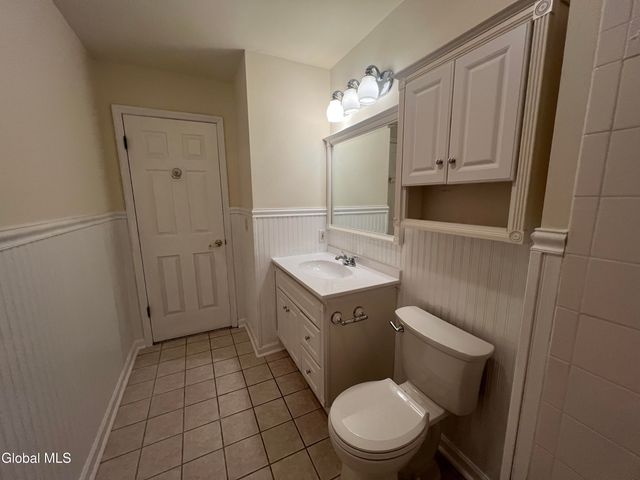 841 Red Oak Drive, Niskayuna, NY 12309