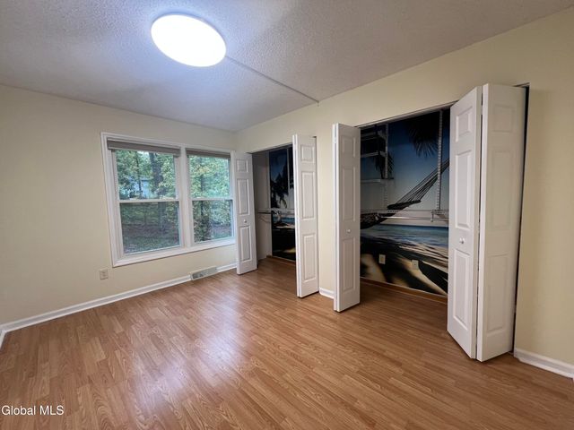 841 Red Oak Drive, Niskayuna, NY 12309