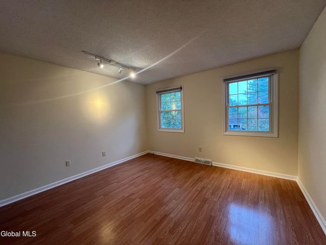 841 Red Oak Drive, Niskayuna, NY 12309