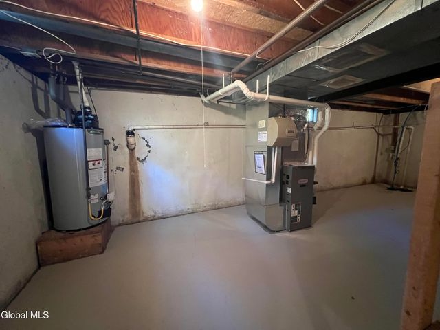 841 Red Oak Drive, Niskayuna, NY 12309