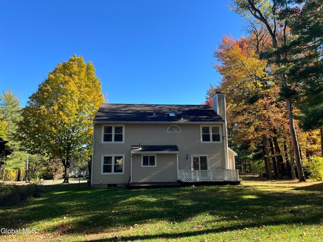 841 Red Oak Drive, Niskayuna, NY 12309