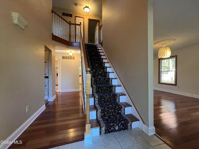 841 Red Oak Drive, Niskayuna, NY 12309