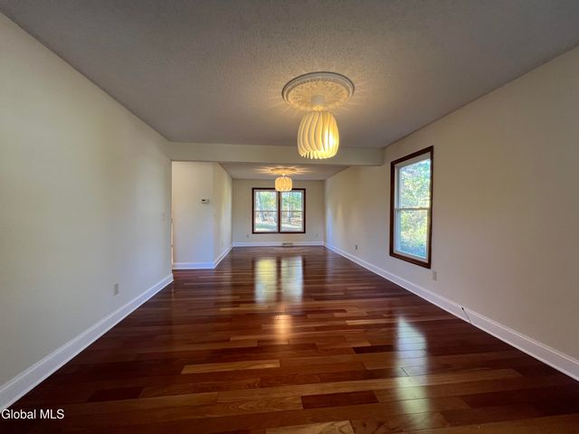 841 Red Oak Drive, Niskayuna, NY 12309