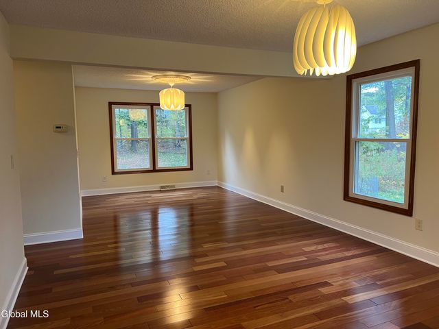 841 Red Oak Drive, Niskayuna, NY 12309