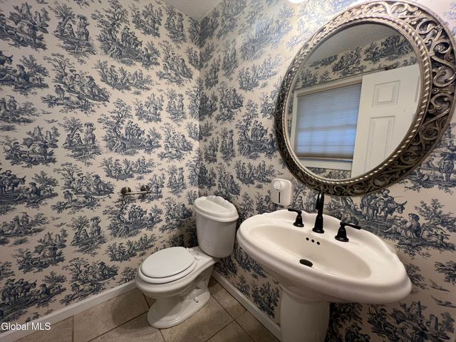 841 Red Oak Drive, Niskayuna, NY 12309