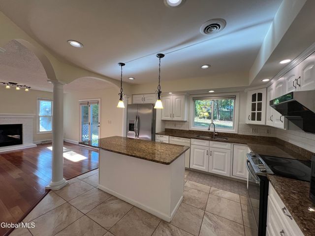 841 Red Oak Drive, Niskayuna, NY 12309