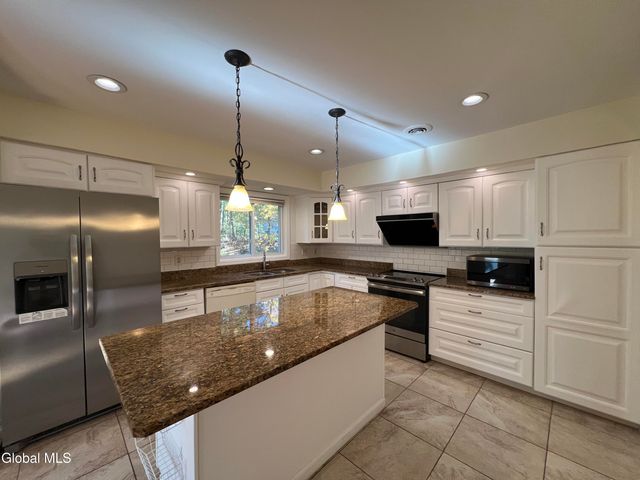 841 Red Oak Drive, Niskayuna, NY 12309