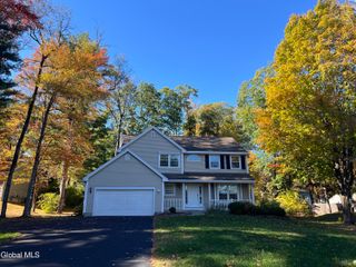 841 Red Oak Drive, Niskayuna, NY 12309