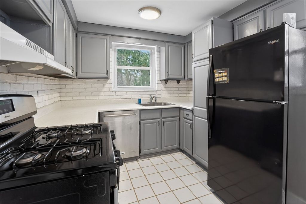 3341 Recker Dr, Baldwin Boro, PA 15227