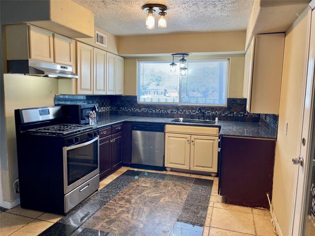 2211 Bonita Way, Baytown, TX 77520