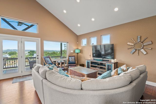 617 Lake Island, Canyon Lake, TX 78133