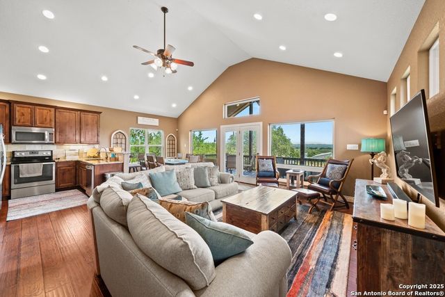 617 Lake Island, Canyon Lake, TX 78133