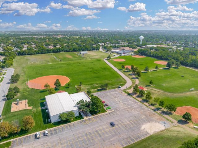 4827 N Homestead St, Bel Aire, KS 67220