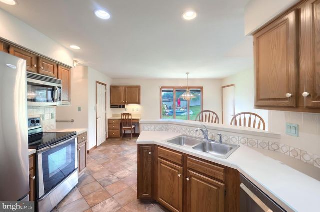 2874 SPARROW DR, York, PA 17408