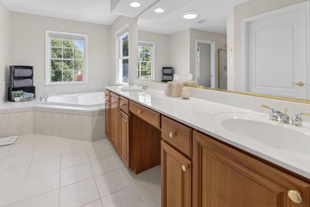 3 ROBIN CIR, Princeton Junction, NJ 08550