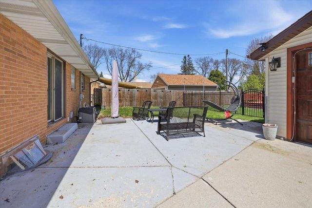 2514 S 89th STREET, West Allis, WI 53227