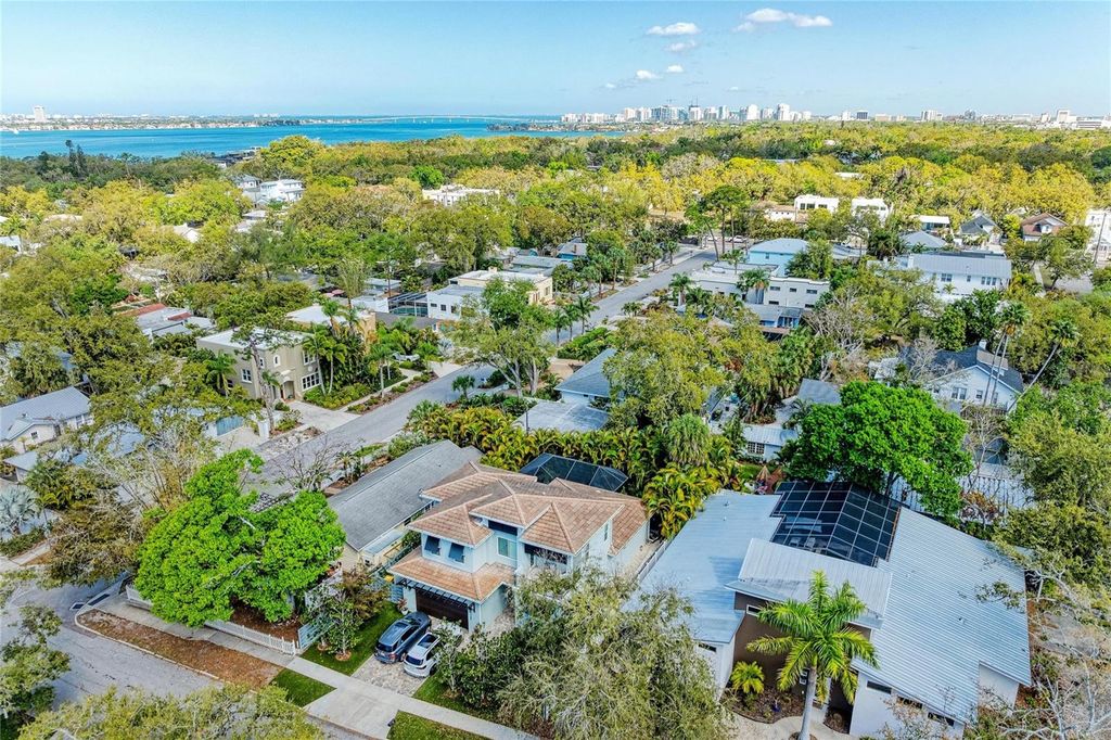 Image 11 of property listing at 3625 JACINTO COURT, Sarasota, FL 34239