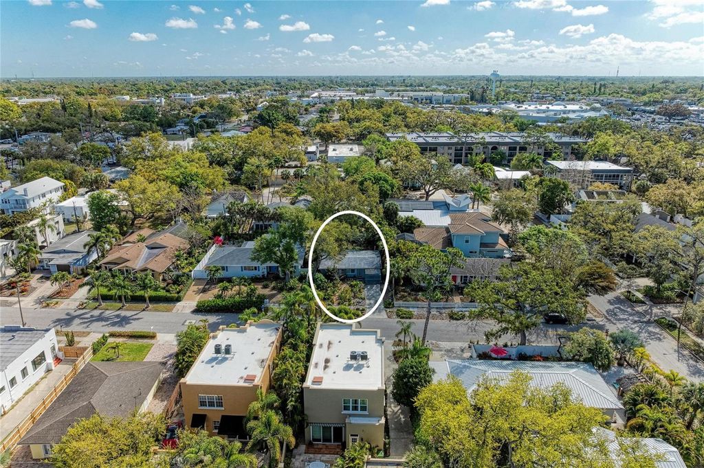 Image 3 of property listing at 3625 JACINTO COURT, Sarasota, FL 34239