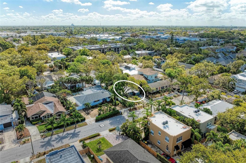 Image 4 of property listing at 3625 JACINTO COURT, Sarasota, FL 34239