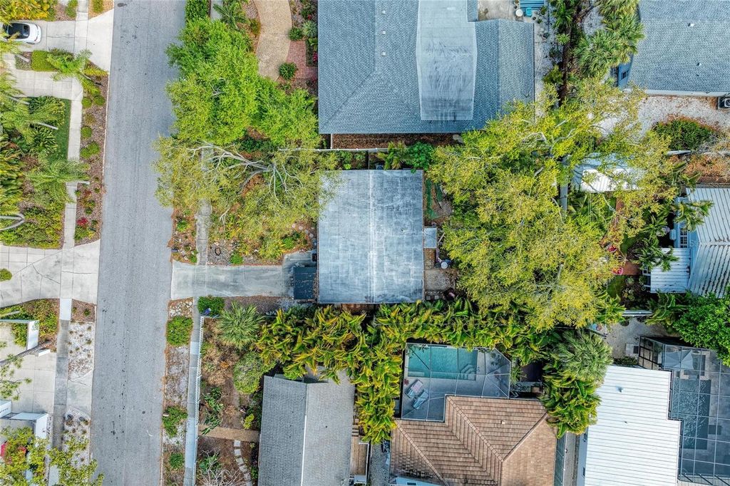 Image 6 of property listing at 3625 JACINTO COURT, Sarasota, FL 34239