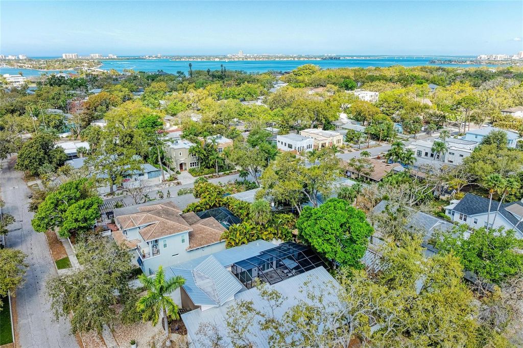 Image 10 of property listing at 3625 JACINTO COURT, Sarasota, FL 34239