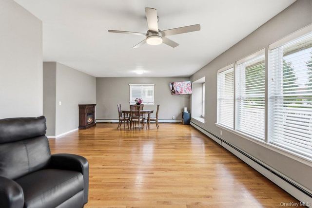 14 Kenneth Lane, North Babylon, NY 11703