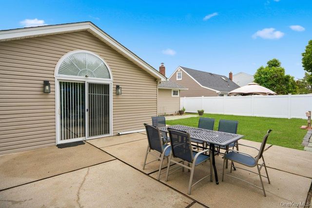 14 Kenneth Lane, North Babylon, NY 11703