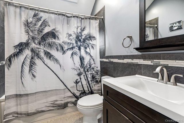 14 Kenneth Lane, North Babylon, NY 11703