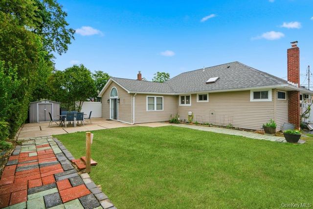14 Kenneth Lane, North Babylon, NY 11703